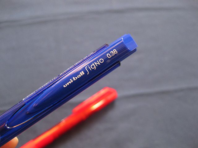 Uni SigNo RT1 0.38mm Retractable Gel Ink Ballpoint Pen